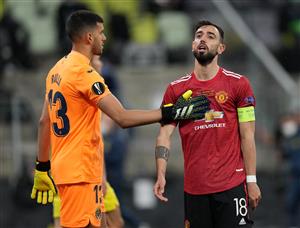 GDANSK, POLAND - MAY 26: Gero Rulli of Villarreal CF interacts with Bruno Fernandes of Manchester United during the UEFA Europa League Final between Villarreal CF and Manchester United at Gdansk Arena on May 26, 2021 in Gdansk, Poland. (Getty Images)
