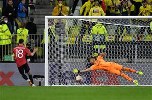 GDANSK, POLAND - MAY 26: Bruno Fernandes of Manchester United scores their team's third penalty in the penalty shoot out past Gero Rulli of Villarreal CF during the UEFA Europa League Final between Villarreal CF and Manchester United at Gdansk Arena on May 26, 2021 in Gdansk, Poland. (Getty Images)