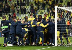 GDANSK, POLAND - MAY 26: Players of Villarreal CF celebrate as Gero Rulli of Villarreal CF saves from David de Gea of Manchester United in the penalty shoot out to win the UEFA Europa League Final between Villarreal CF and Manchester United at Gdansk Arena on May 26, 2021 in Gdansk, Poland. (Getty Images)