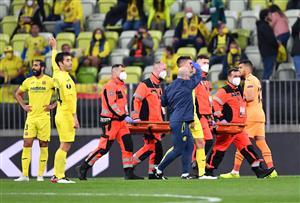 GDANSK, POLAND - MAY 26: Juan Foyth of Villarreal CF receives treatment after picking up a facial injury during the UEFA Europa League Final between Villarreal CF and Manchester United at Gdansk Arena on May 26, 2021 in Gdansk, Poland. (Getty Images)
