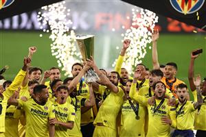 GDANSK, POLAND - MAY 26: Mario and Raul Albiol of Villarreal CF lift the UEFA Europa League Trophy as their team mates celebrate following victory in the UEFA Europa League Final between Villarreal CF and Manchester United at Gdansk Arena on May 26, 2021 in Gdansk, Poland. (Getty Images)