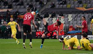 GDANSK, POLAND - MAY 26: Victor Lindelof of Manchester United attempts a shot on goal whilst under pressure from team mate Scott McTominay during the UEFA Europa League Final between Villarreal CF and Manchester United at Gdansk Arena on May 26, 2021 in Gdansk, Poland. (Getty Images)