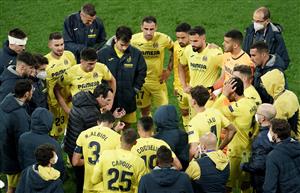 GDANSK, POLAND - MAY 26: Unai Emery, Head Coach of Villarreal CF speaks with their side in the huddle prior to the start of Extra Time during the UEFA Europa League Final between Villarreal CF and Manchester United at Gdansk Arena on May 26, 2021 in Gdansk, Poland. (Getty Images)