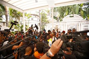 MIAMI BEACH, FLORIDA - JUNE 03: Floyd Mayweather takes part in media availability ahead of his June 6th exhibition boxing match against Logan Paul on June 03, 2021 at Villa Casa Casuarina at the former Versace Mansion in Miami Beach, Florida. (Getty Images)