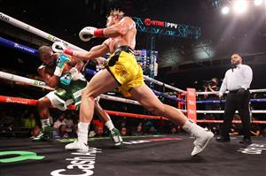 MIAMI GARDENS, FLORIDA - JUNE 06: Logan Paul (R) punches Floyd Mayweather during their contracted exhibition boxing match at Hard Rock Stadium on June 06, 2021 in Miami Gardens, Florida. (Getty Images)