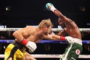 MIAMI GARDENS, FLORIDA - JUNE 06: Floyd Mayweather (R) exchanges blows with Logan Paul during their contracted exhibition boxing match at Hard Rock Stadium on June 06, 2021 in Miami Gardens, Florida. (Getty Images)