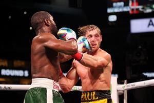 MIAMI GARDENS, FLORIDA - JUNE 06: Floyd Mayweather (R) punches Logan Paul during their contracted exhibition boxing match at Hard Rock Stadium on June 06, 2021 in Miami Gardens, Florida. (Getty Images)