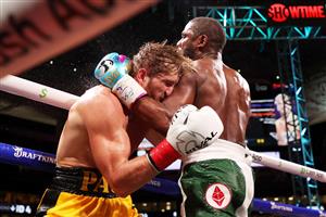 MIAMI GARDENS, FLORIDA - JUNE 06: Floyd Mayweather (R) punches Logan Paul during their contracted exhibition boxing match at Hard Rock Stadium on June 06, 2021 in Miami Gardens, Florida. (Getty Images)