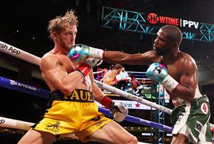 MIAMI GARDENS, FLORIDA - JUNE 06: Floyd Mayweather (R) punches Logan Paul during their contracted exhibition boxing match at Hard Rock Stadium on June 06, 2021 in Miami Gardens, Florida. (Getty Images)