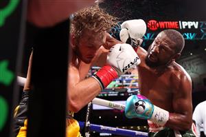 MIAMI GARDENS, FLORIDA - JUNE 06: Floyd Mayweather (R) punches Logan Paul during their contracted exhibition boxing match at Hard Rock Stadium on June 06, 2021 in Miami Gardens, Florida. (Getty Images)