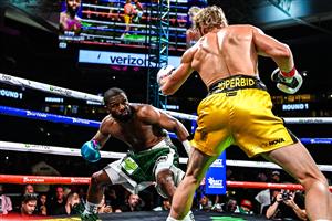 TOPSHOT - Former world welterweight king Floyd Mayweather (L) and YouTube personality Logan Paul (R) fight in an eight-round exhibition bout at Hard Rock Stadium in Miami, Florida on June 6, 2021. (Getty Images)