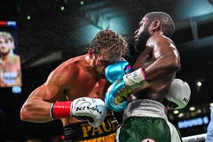 TOPSHOT - Former world welterweight king Floyd Mayweather (R) and YouTube personality Logan Paul (L) fight in an eight-round exhibition bout at Hard Rock Stadium in Miami, Florida on June 6, 2021. (Getty Images)