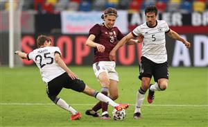 DUESSELDORF, GERMANY - JUNE 07: Thomas Muller and Mats Hummels of Germany battles for possession with Roberts Uldrikis of Latvia during the international friendly match between Germany and Latvia at Merkur Spiel-Arena on June 07, 2021 in Duesseldorf, Germany. (Getty Images)