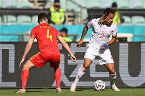 Switzerland's defender Kevin Mbabu (R) is marked by Wales' defender Ben Davies during the UEFA EURO 2020 Group A football match between Wales and Switzerland at the Olympic Stadium in Baku on June 12, 2021. (Getty Images)
