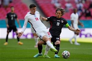 England's midfielder Mason Mount(L) plays the ball with Croatia's midfielder Luka Modric during the UEFA EURO 2020 Group D football match between England and Croatia at Wembley Stadium in London on June 13, 2021. (Getty Images)