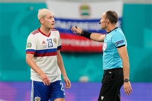 Spanish referee Antonio Miguel Mateu Lahoz (R) gestures next to Russia's midfielder Daler Kuzyaev wearing a head bandage after a collision during the UEFA EURO 2020 Group B football match between Belgium and Russia at the Saint Petersburg Stadium in Saint Petersburg on June 12, 2021. (Getty Images)