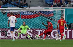 SAINT PETERSBURG, RUSSIA - JUNE 12: Romelu Lukaku of Belgium scores their side's first goal past Mario Fernandes of Russia during the UEFA Euro 2020 Championship Group B match between Belgium and Russia on June 12, 2021 in Saint Petersburg, Russia. (Getty Images)