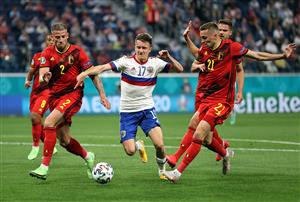 SAINT PETERSBURG, RUSSIA - JUNE 12: Aleksandr Golovin of Russia stretches for the ball whilst under pressure from Toby Alderweireld and Timothy Castagne of Belgium during the UEFA Euro 2020 Championship Group B match between Belgium and Russia on June 12, 2021 in Saint Petersburg, Russia. (Getty Images)