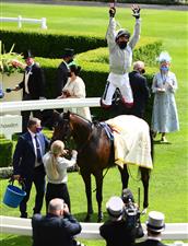 ASCOT, ENGLAND - JUNE 15: Frankie Dettori celebrates on board Palace Pier after winning the Queen Anne Stakes on Day One of the Royol Ascot Meeting at Ascot Racecourse on June 15, 2021 in Ascot, England. A total of twelve thousand racegoers made up of Owners and the Public are permitted to attend the meeting due to it being an Events Research Programme (ERP) set up by the government due to the Coronavirus Pandemic. (Photo by Harry Trump/Getty Images)