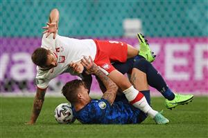 SAINT PETERSBURG, RUSSIA - JUNE 14: Karol Linetty of Poland is challenged by Juraj Kucka of Slovakia during the UEFA Euro 2020 Championship Group E match between Poland and Slovakia at the Saint Petersburg Stadium on June 14, 2021 in Saint Petersburg, Russia. (Getty Images)