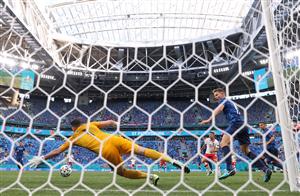 SAINT PETERSBURG, RUSSIA - JUNE 14: Karol Linetty of Poland scores their side's first goal past Martin Dubravka of Slovakia during the UEFA Euro 2020 Championship Group E match between Poland and Slovakia at the Saint Petersburg Stadium on June 14, 2021 in Saint Petersburg, Russia. (Getty Images)