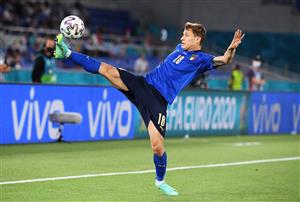 ROME, ITALY - JUNE 16: Nicolo Barella of Italy controls the ball during the UEFA Euro 2020 Championship Group A match between Italy and Switzerland at Olimpico Stadium on June 16, 2021 in Rome, Italy. (Getty Images)