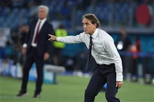 Italy's coach Roberto Mancini (R) speaks to his players during the UEFA EURO 2020 Group A football match between Italy and Switzerland at the Olympic Stadium in Rome on June 16, 2021. (Getty Images)