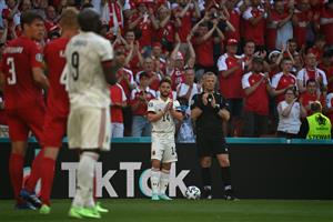 COPENHAGEN, DENMARK - JUNE 17: Dries Mertens of Belgium and Match Referee, Bjorn Kuipers applaud as the ball is kicked out of play in the tenth minute followed by a minute of applause in support of Denmark International Christian Eriksen, who experienced a cardiac arrest during the match against Finland during the UEFA Euro 2020 Championship Group B match between Denmark and Belgium at Parken Stadium on June 17, 2021 in Copenhagen, Denmark. (Getty Images)