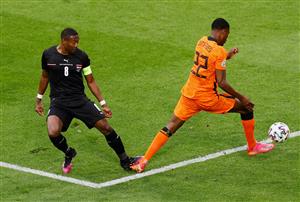 AMSTERDAM, NETHERLANDS - JUNE 17: Denzel Dumfries of Netherlands is fouled by David Alaba of Austria leading to a penalty being awarded during the UEFA Euro 2020 Championship Group C match between the Netherlands and Austria at Johan Cruijff Arena on June 17, 2021 in Amsterdam, Netherlands. (Getty Images)