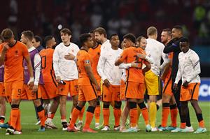 AMSTERDAM, NETHERLANDS - JUNE 17: Daley Blind and Donyell Malen of Netherlands celebrate with team mates following victory in the UEFA Euro 2020 Championship Group C match between the Netherlands and Austria at Johan Cruijff Arena on June 17, 2021 in Amsterdam, Netherlands. (Getty Images)