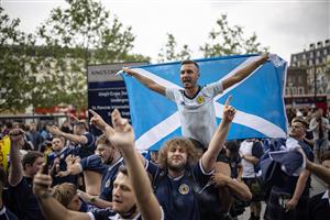 LONDON, ENGLAND - JUNE 17: Scotland fan chanting outside King's Cross Station on June 17, 2021 in London, England. Officials in Scotland and London, where the match will be hosted at Wembley Stadium, have discouraged Scottish fans without tickets to the game of coming south, due to concerns about the spread of Covid-19. (Getty Images)