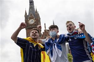 LONDON, ENGLAND - JUNE 17: Scotland fans singing outside King's Cross Station on June 17, 2021 in London, England. Officials in Scotland and London, where the match will be hosted at Wembley Stadium, have discouraged Scottish fans without tickets to the game of coming south, due to concerns about the spread of Covid-19. (Getty Images)