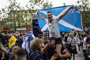 LONDON, ENGLAND - JUNE 17: Scotland fans chanting outside King's Cross Station on June 17, 2021 in London, England. Officials in Scotland and London, where the match will be hosted at Wembley Stadium, have discouraged Scottish fans without tickets to the game of coming south, due to concerns about the spread of Covid-19. (Getty Images)