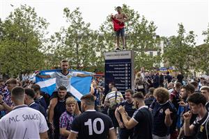 LONDON, ENGLAND - JUNE 17: Scotland fans chanting outside King's Cross Station on June 17, 2021 in London, England. Officials in Scotland and London, where the match will be hosted at Wembley Stadium, have discouraged Scottish fans without tickets to the game of coming south, due to concerns about the spread of Covid-19. (Getty Images)
