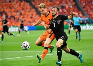 AMSTERDAM, NETHERLANDS - JUNE 17: Frenkie de Jong of Netherlands battles for possession with Andreas Ulmer of Austria during the UEFA Euro 2020 Championship Group C match between the Netherlands and Austria at Johan Cruijff Arena on June 17, 2021 in Amsterdam, Netherlands. (Getty Images)