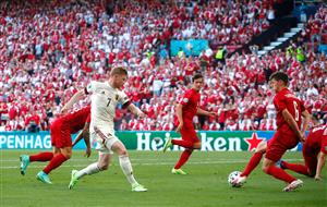 COPENHAGEN, DENMARK - JUNE 17: Kevin De Bruyne of Belgium passes the ball leading to Belgium's first goal scored by Thorgan Hazard (Not pictured) during the UEFA Euro 2020 Championship Group B match between Denmark and Belgium at Parken Stadium on June 17, 2021 in Copenhagen, Denmark. (Getty Images)