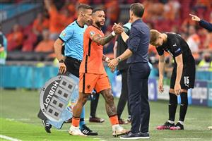 Netherlands' coach Frank de Boer congratultes Netherlands' forward Memphis Depay as he comes off during the UEFA EURO 2020 Group C football match between the Netherlands and Austria at the Johan Cruyff Arena in Amsterdam on June 17, 2021. (Getty Images)