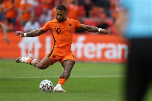 TOPSHOT - Netherlands' forward Memphis Depay shoots a penalty kick and scores their opening goal during the UEFA EURO 2020 Group C football match between the Netherlands and Austria at the Johan Cruyff Arena in Amsterdam on June 17, 2021. (Getty Images)