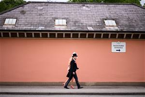 ASCOT, ENGLAND - JUNE 19: Racegoers make their way towards the entrance on Day Five of the Royal Ascot Meeting at Ascot Racecourse on June 19, 2021 in Ascot, England. A total of twelve thousand racegoers made up of Owners and the Public are permitted to attend the meeting due to it being an Events Research Programme (ERP) set up by the government due to the Coronavirus Pandemic. (Photo by Harry Trump/Getty Images) (Photo by Harry Trump/Getty Images)