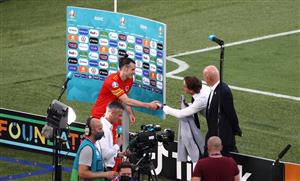 ROME, ITALY - JUNE 20: Gareth Bale of Wales shakes hands with Roberto Mancini, Head Coach of Italy after the UEFA Euro 2020 Championship Group A match between Italy and Wales at Olimpico Stadium on June 20, 2021 in Rome, Italy. (Getty Images)
