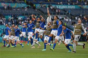 ROME, ITALY - JUNE 20: Players of Italy celebrate their side's victory towards the fans after the UEFA Euro 2020 Championship Group A match between Italy and Wales at Olimpico Stadium on June 20, 2021 in Rome, Italy. (Getty Images)
