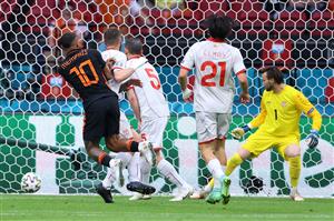 TOPSHOT - Netherlands' forward Memphis Depay (L) scores his team's opening goal with Netherlands' defender Matthijs de Ligt during the UEFA EURO 2020 Group C football match between North Macedonia and the Netherlands at Johan Cruyff Arena in Amsterdam on June 21, 2021. (Getty Images)