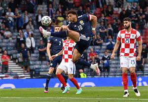 GLASGOW, SCOTLAND - JUNE 22: Che Adams of Scotland stretches for the ball during the UEFA Euro 2020 Championship Group D match between Croatia and Scotland at Hampden Park on June 22, 2021 in Glasgow, Scotland. (Getty Images)