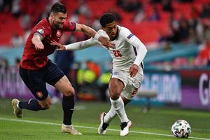 TOPSHOT - England's midfielder Jude Bellingham (R) and Czech Republic's defender Ondrej Celustka vie for the ball during the UEFA EURO 2020 Group D football match between Czech Republic and England at Wembley Stadium in London on June 22, 2021. (Getty Images)