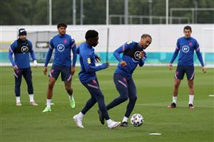 BURTON UPON TRENT, ENGLAND - JUNE 24: Bukayo Saka and Dominic Calvert-Lewin of England battle for possession during a training session at St George's Park on June 24, 2021 in Burton upon Trent, England. (Getty Images)