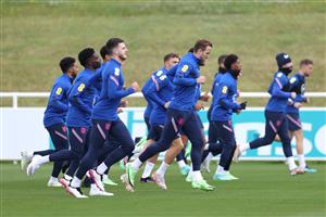 BURTON UPON TRENT, ENGLAND - JUNE 24: Harry Kane of England and teammates warm up during a training session at St George's Park on June 24, 2021 in Burton upon Trent, England. (Getty Images)