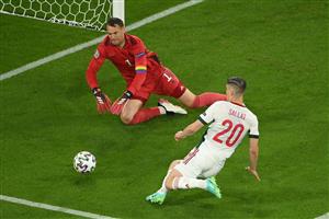 MUNICH, GERMANY - JUNE 23: Roland Sallai of Hungary stretches for the ball whilst under pressure from Manuel Neuer of Germany during the UEFA Euro 2020 Championship Group F match between Germany and Hungary at Allianz Arena on June 23, 2021 in Munich, Germany. (Getty Images)