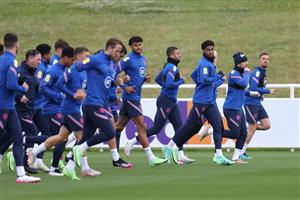 BURTON UPON TRENT, ENGLAND - JUNE 24: Tyrone Mings, Marcus Rashford and teammates of England warm up during a training session at St George's Park on June 24, 2021 in Burton upon Trent, England. (Getty Images)