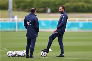 BURTON UPON TRENT, ENGLAND - JUNE 24: Gareth Southgate, Manager of England talks to Assistant coach, Steve Holland during a training session at St George's Park on June 24, 2021 in Burton upon Trent, England. (Getty Images)