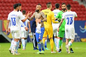 BRASILIA, BRAZIL - JUNE 24: Arturo Vidal of Chile greets Alberto Espinola of Paraguay after a Group A match between Chile and Paraguay as part of Copa America Brazil 2021 at Mane Garrincha Stadium on June 24, 2021 in Brasilia, Brazil. (Getty Images)